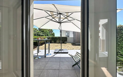 Les Sylphes: Suelo, Puerta, Piso, Inicio De La Puerta, Maceta, Balcón, Sombra, Mueble Para Exteriores, Madera Dura, Planta De Casa