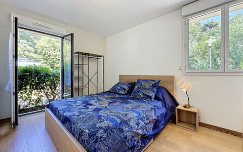 Les Sylphes: Cama, Diseño De Interiores, Mueble, Habitación, Habitación, Piso, Sábana, Suelo, Madera, Lecho