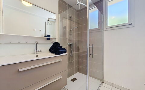 Les Sylphes: Piso, Suelo, Diseño De Interiores, Arreglo De Tubería, Baño, Mueble De Baño, Espejo, Plomería, Puerta, Lavabo Del Baño