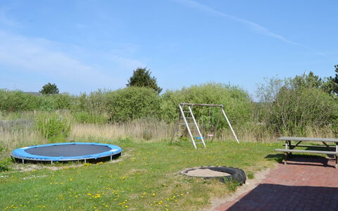 Scarlet - 500M from the Sea: Azul, Hierba, Llanura, El Terreno Del Lote, Trampolín, Césped, Parque, Jardín, Sombra, Cama Elástica - Material Y Suministros