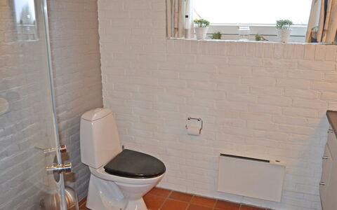 Scarlet - 500M from the Sea: Pared, Piso, Arreglo De Tubería, Suelo, Asiento Del Baño, Diseño De Interiores, Baño, Baño, Loseta, Plomería