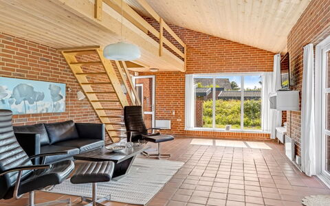 Scarlet - 500M from the Sea: Madera, Piso, Diseño De Interiores, Suelo, Techo, Ladrillo, Manchas De Madera, Sala, Madera Dura