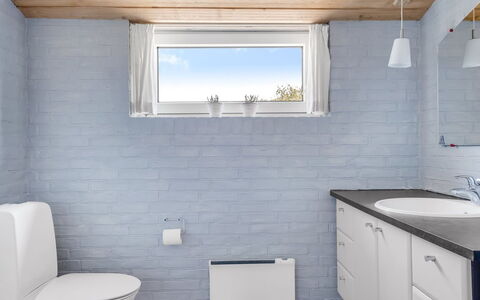 Scarlet - 500M from the Sea: Baño, Arreglo De Tubería, Asiento Del Baño, Pared, Piso, Baño, Lavabo, Suelo, Lavabo Del Baño, Plomería