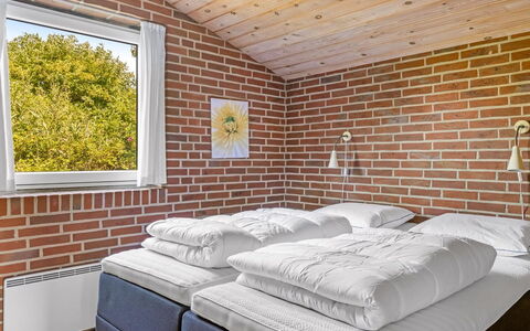 Scarlet - 500M from the Sea: Techo, Cama, Habitación, Ladrillo, Marco De La Cama, Lecho, Sábana, Manchas De Madera, La Luz Del Día, Almohada