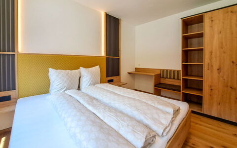 Auffach 602: Madera, Diseño De Interiores, Habitación, Piso, Cama, Suelo, Marco De La Cama, Techo, Habitación, Lecho