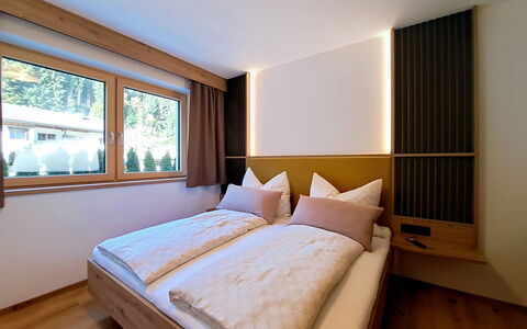 Auffach 602: Madera, Diseño De Interiores, Techo, Habitación, Manchas De Madera, Cortina, Madera Dura, Hotel, Tratamiento De La Ventana, Lámpara