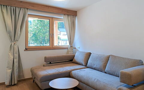 Auffach 602: Mueble, Diseño De Interiores, Piso, Suelo, Sofá, Madera, Habitación, Sala, Casa, Mesa