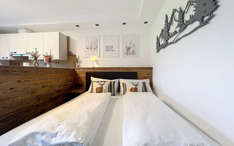 Des Kaisers Kleines Reich: Cama, Habitación, Diseño De Interiores, Mueble, Lecho, Pared, Sábana, Madera, Piso, Suelo