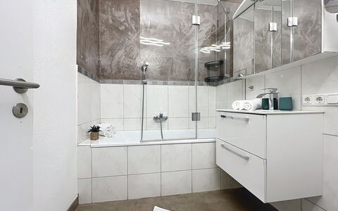 Des Kaisers Kleines Reich: Piso, Arreglo De Tubería, Diseño De Interiores, Suelo, Baño, Lavabo, Grifo, Loseta, Plomería, Mueble De Baño