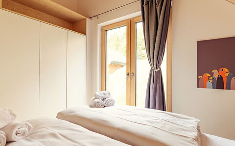 Niederwölz 602: Diseño De Interiores, Mueble, Madera, Suelo, Piso, Habitación, Textil, Cama, Habitación, Encendiendo