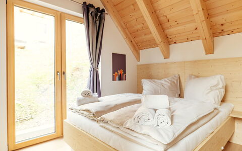 Niederwölz 602: Madera, Diseño De Interiores, Casa, Habitación, Mueble, Cama, Arrojar La Almohada, Habitación, Almohada, Lecho