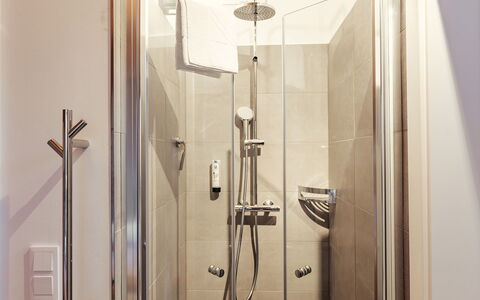 Niederwölz 603: Baño, Arreglo De Tubería, Piso, Ducha, Diseño De Interiores, Plomería, Suelo, Alcachofa De La Ducha, Puerta De La Ducha, Panel De Ducha