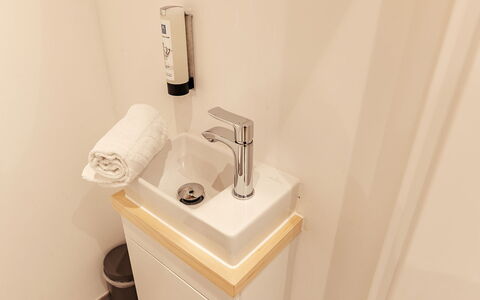 Niederwölz 603: Arreglo De Tubería, Lavabo Del Baño, Plomería, Lavabo, Grifo, Baño, Habitación