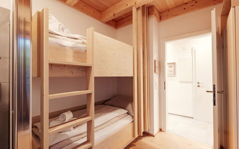 Niederwölz 603: Madera, Diseño De Interiores, Suelo, Techo, Manchas De Madera, Madera Dura, Suelos De Madera, Habitación, Departamento, Cama