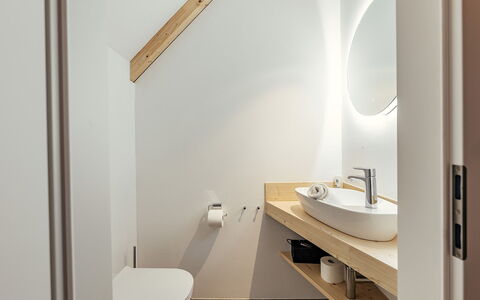Niederwölz 603: Arreglo De Tubería, Baño, Piso, Madera, Diseño De Interiores, Suelo, Plomería, Grifo, Lavabo, Techo