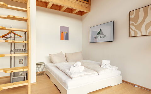 Niederwölz 604: Diseño De Interiores, Suelo, Piso, Mueble, Madera, Cama, Habitación, Habitación, Techo, Suelos De Madera