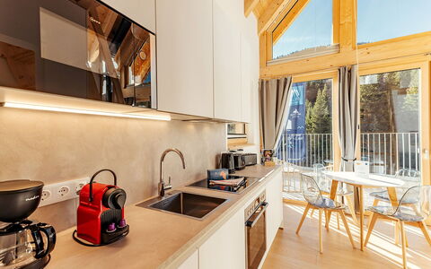 Niederwölz 605: Cocina, Diseño De Interiores, Madera, Mueble, Mostrador, Piso, Techo, Aparato De Cocina, Encendiendo, Suelo