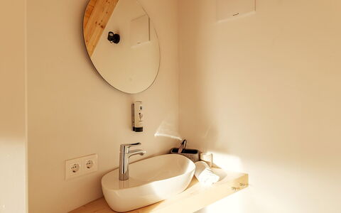 Niederwölz 606: Pared, Lavabo Del Baño, Madera, Arreglo De Tubería, Diseño De Interiores, Piso, Suelo, Baño, Plomería, Encendiendo