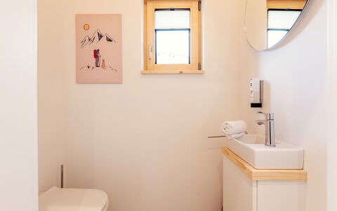 Niederwölz 606: Asiento Del Baño, Pared, Baño, Piso, Arreglo De Tubería, Diseño De Interiores, Madera, Suelo, Baño, Plomería