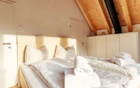 Niederwölz 606: Habitación, Madera, Cama, Diseño De Interiores, Mueble, Lecho, Suelo, Sábana, Piso, Casa