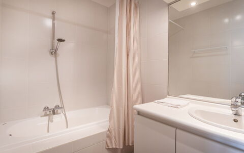 Goldsands Iii with Parking: Baño, Piso, Diseño De Interiores, Arreglo De Tubería, Pared, Suelo, Grifo, Plomería, Habitación, Lavabo Del Baño