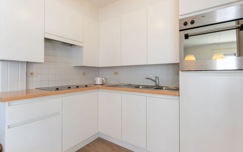 Goldsands Iii with Parking: Cocina, Aparato De Cocina, Mostrador, Gabinetes, Electrodoméstico, Piso, Diseño De Interiores, Madera, Suelo, Estufa De Cocina