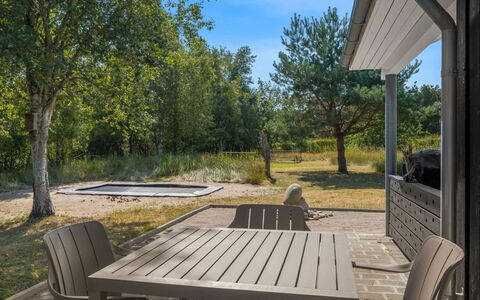 Wreth - 1.5Km from the Sea: Mueble, Mueble Para Exteriores, El Terreno Del Lote, Silla, Sombra, Mesa Al Aire Libre, Patio Interior, Jardín, Cocina Y Comedor Mesa, Paisajismo