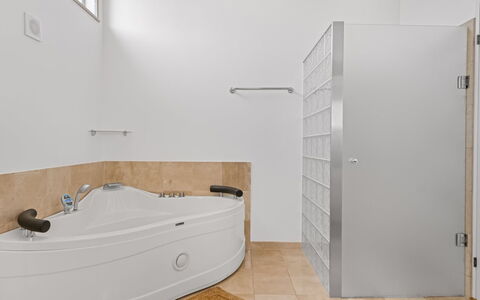Wreth - 1.5Km from the Sea: Piso, Pared, Suelo, Arreglo De Tubería, Diseño De Interiores, Bañera, Plomería, Baño, Material Compuesto, Habitación