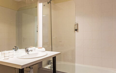 Barbaste 602: Piso, Diseño De Interiores, Pared, Arreglo De Tubería, Suelo, Baño, Lavabo Del Baño, Lavabo, Habitación, Grifo