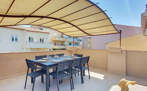 Maison Lou Oustaou: Toldo, Sombra, Mueble Para Exteriores, Balcón, Estructura Al Aire Libre, Silla, Piscina, Diseño, Manchas De Madera, La Luz Del Día