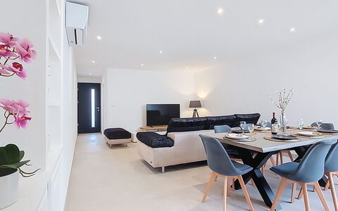 Maison Lou Oustaou: Diseño De Interiores, Mueble, Piso, Suelo, Madera, Techo, Habitación, Encendiendo, Sala, Casa