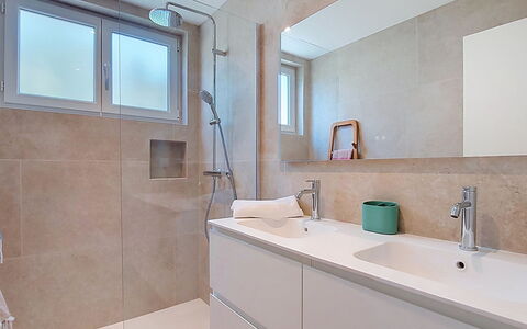 Maison Lou Oustaou: Baño, Arreglo De Tubería, Piso, Diseño De Interiores, Suelo, Lavabo Del Baño, Lavabo, Grifo, Mueble De Baño, Espejo
