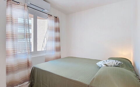 Maison Lou Oustaou: Mueble, Diseño De Interiores, Pared, Piso, Suelo, Cama, Madera, Techo, Habitación, Cubiertas De Ventanas