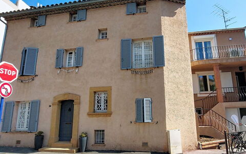 Maison Lou Oustaou: Pared, Ventana, Edificio, Fachada, Puerta, By, Barrio, Arquitectura, Casa, Barrio Residencial