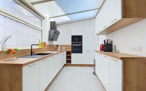 Maison Lou Oustaou: Cocina, Diseño De Interiores, Piso, Madera, Mostrador, Techo, Lámpara, Mueble, Suelo, Encendiendo