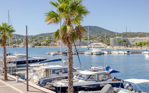 Maison Lou Oustaou: Barco, Agua, Centro De Deportes Acuáticos, Watercraft, Puerto, Barcos Y Canotaje - Efectos Y Equipo, Muelle, Puerto, Mástil, Arquitectura Naval