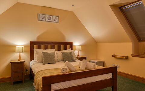 Bunloit Loft: Cama, Mueble, Habitación, Diseño De Interiores, Lecho, Sábana, Suelo, Piso, Madera, Habitación