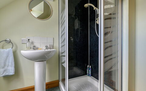 Bunloit Loft: Pared, Piso, Baño, Suelo, Arreglo De Tubería, Diseño De Interiores, Ducha, Habitación, Puerta De La Ducha, Plomería
