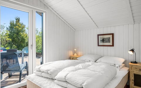 Aida - 550M from the Sea: Madera, Habitación, Cama, Mueble, Casa, Lecho, Marco De La Cama, Madera Dura, Sábana, Cabaña