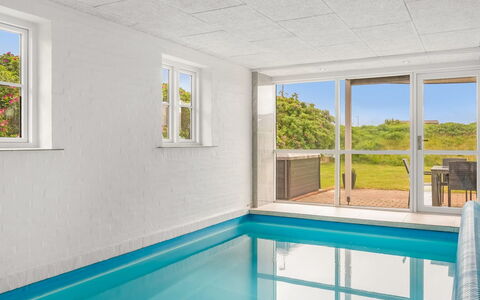 Algut - 200M from the Sea: Piso, Suelo, Techo, Material Compuesto, Manchas De Madera, Diseño, La Luz Del Día, Loseta, Piscina, Hotel