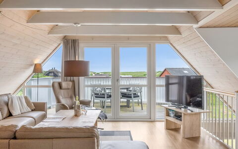 Algut - 200M from the Sea: Madera, Mueble, Suelos De Madera, Madera Dura, Silla, Manchas De Madera, Cocina Y Comedor Mesa, Sala, Diseño, Tablón