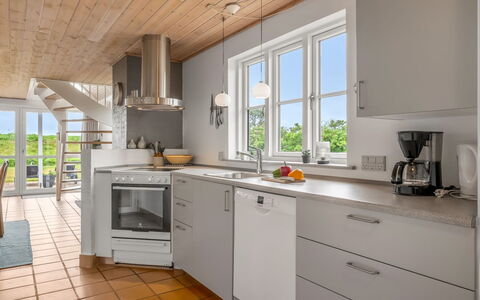 Algut - 200M from the Sea: Cocina, Mostrador, Aparato De Cocina, Piso, Gabinetes, Mueble, Diseño De Interiores, Electrodoméstico, Madera, Suelo