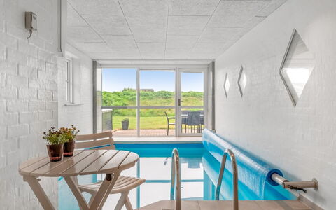 Algut - 200M from the Sea: Piso, Suelo, Techo, Diseño De Interiores, Mueble, Habitación, Cama, Departamento, Habitación, Manchas De Madera