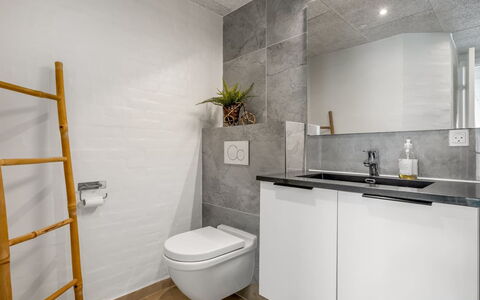 Algut - 200M from the Sea: Pared, Arreglo De Tubería, Piso, Diseño De Interiores, Suelo, Lavabo, Baño, Baño, Mueble De Baño, Grifo