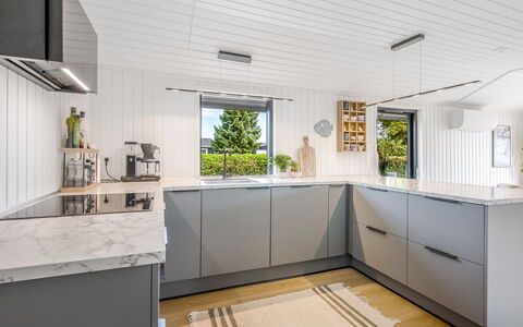 Varnava - 300M from the Sea: Aparato De Cocina, Cocina, Mostrador, Piso, Gabinetes, Diseño De Interiores, Electrodoméstico, Mueble, Suelo, Techo