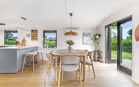 Varnava - 300M from the Sea: Mueble, Madera, Piso, Cocina Y Comedor Mesa, Comedor, Mesa, Diseño De Interiores, Suelos De Madera, Suelo, Silla