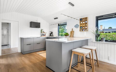 Varnava - 300M from the Sea: Piso, Madera, Diseño De Interiores, Mostrador, Mueble, Cocina, Suelo, Aparato De Cocina, Techo, Suelos De Madera