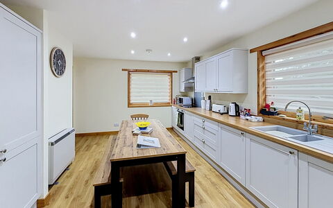 Glencarr: Diseño De Interiores, Mueble, Piso, Madera, Techo, Suelo, Cocina, Mostrador, Habitación, Encendiendo