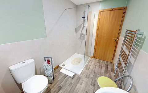 Glencarr: Piso, Suelo, Arreglo De Tubería, Baño, Asiento Del Baño, Diseño De Interiores, Baño, Plomería, Loseta, Grifo