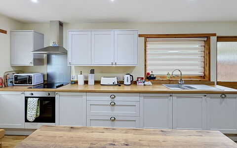 Glencarr: Cocina, Mueble, Mostrador, Aparato De Cocina, Gabinetes, Diseño De Interiores, Madera, Piso, Electrodoméstico, Electrodoméstico